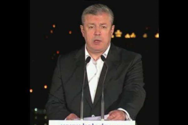 პრემიერმა პარლამენტის ტერიტორია შეძახილების ფონზე დატოვა, მთავრობის ადმინისტრაციაში საგანგებო ბრიფინგი დაინიშნა
