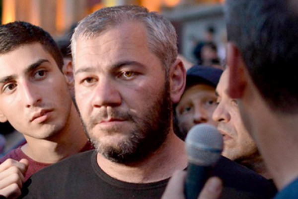 როგორც ადამიანები, ისე დამიდექით გვერდით და არა როგორც პოლიტიკოსები