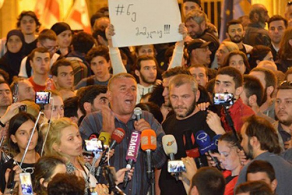 ზაზა შენს გვერდში ვარ, მთავრობა შენს გვერდშია, რევოლუცია მე არ მაწყობს, მე მინდა მკვლელი ბოლომდე დაისაჯოს