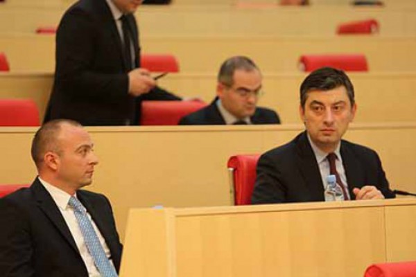 გიორგი გახარია ხორავას ქუჩაზე მოკლული ლევან დადუნაშვილის მამას შეხვდა