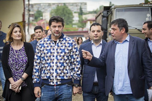 მუხიანში, გობრონიძის ჩიხში ასფალტის დაგების სამუშაოებს კახა კალაძე გაეცნო
