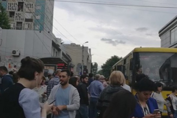 თბილისში მოსახლეობისთვის ავტობუსებით და სამარშრუტო ტაქსებით გადაადგილება გართულებულია