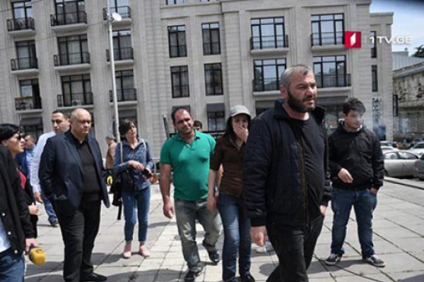 ზაზა სარალიძემ მთავრობის ადმინისტრაციის მიმდებარე ტერიტორია დატოვა