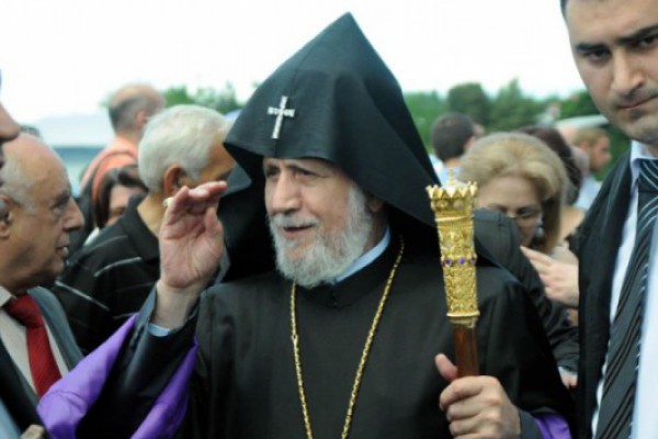 ერევანში რამდენიმე ასეული ადამიანი სომხეთის პატრიარქის გადადგომას ითხოვს