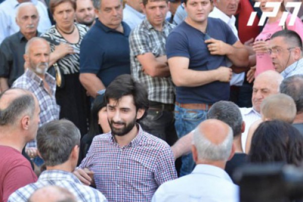 პარლამენტთან მიმდინარე აქციაზე შეხლა-შემოხლა მოხდა