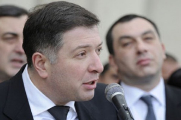 ოდნავ შეიარაღებული თვალითაც ჩანდა, რომ კვირიკაშვილს რამდენიმე თვეა ნაწილ-ნაწილ შლიდნენ