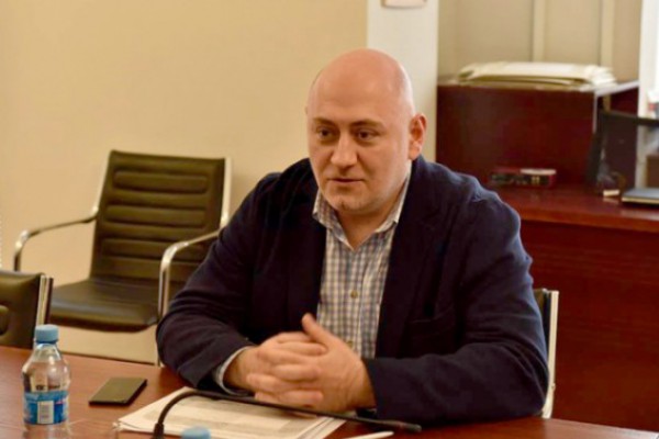 რუსეთის წინააღმდეგ პოლიტიკურ ბრძოლაში ევროკავშირის ხალხის სახელით ჩვენ სრული მხარდაჭერა გვაქვს