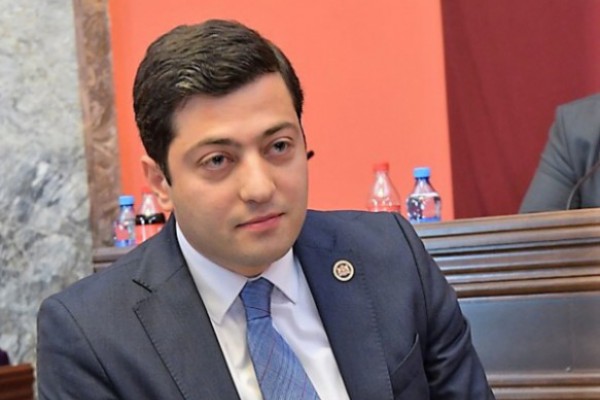პოლიციელის მკვლელობის დანაშაული, თინა ბოკუჩავამ „ნაცმოძრაობის“ სტილში, უსინდისო ტყუილის გამოყენებით, ხის გადატანას დაუკავშირა