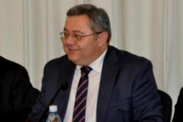 ხელისუფლება რაღაც ხვრელების ამოვსებას ცდილობს, რომ ნავი წყლით არ აივსოს