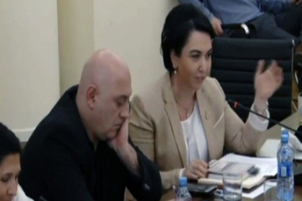 ძალიან ნუ გაერთობით და იმ ხიბლში ნუ ჩავარდებით, რომ მართლა უმრავლესობაში გეგონოთ თავი