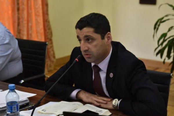 გუშინ, როცა მოზარდების მკვლელობის საქმეზე კომისიას განმარტებას ვაძლევდი, ტელეფონზე მუქარის ტექსტები მივიღე