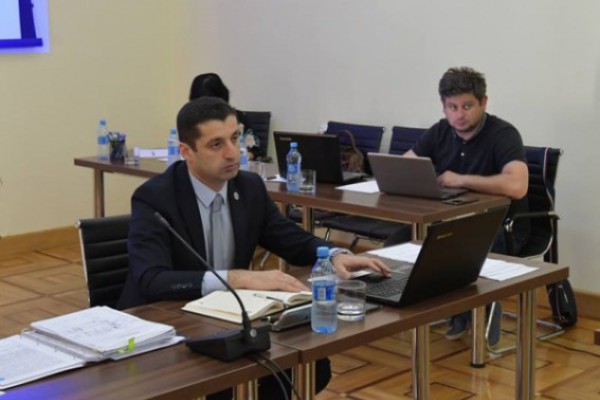 ზვიად ფხაკაძე ოთარ კახიძეს:  მიყვირით, აშკარა დისკრიმინაციას განვიცდი