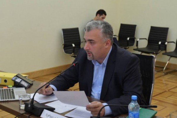 მოწმე, რომელიც ხორავას ქუჩაზე მოზარდების მკვლელობისას მანქანაში იჯდა და ხედავდა ყველაფერს, რაც მის წინ ხდებოდა, დეტალებზე არ საუბრობს
