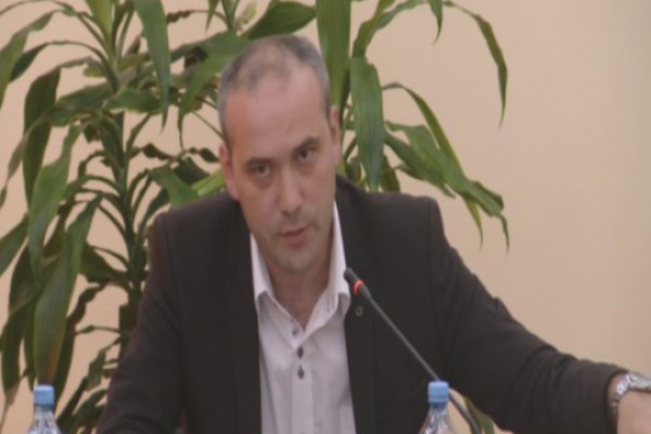 ჩემი ინფორმაციით, მ.კ. დავით სარალიძეს ურტყამდა, ხოლო რას ურტყამდა, ეს თქვენ და გამოძებამ უნდა დაადგინოთ