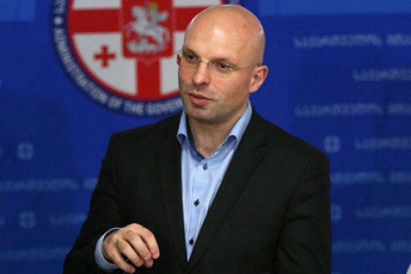 ამ ქვეყანაში ორი მილიარდერის ოჯახი ცხოვრობდა და ორივე მილიარდერის ოჯახს ჩემი დიპლომით ვემსახურებოდი
