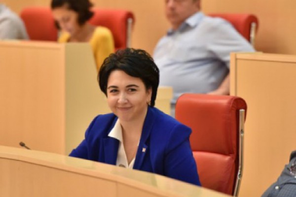 როდესაც შენს ლიდერს, მიხეილ სააკაშვილს ჩემი ოჯახის წევრები მძევლად ჰყავდა, შენ სახელმწიფო ბიუჯეტის ხარჯზე, ოქროს სამაჯურს რატომ გჩუქნიდა?