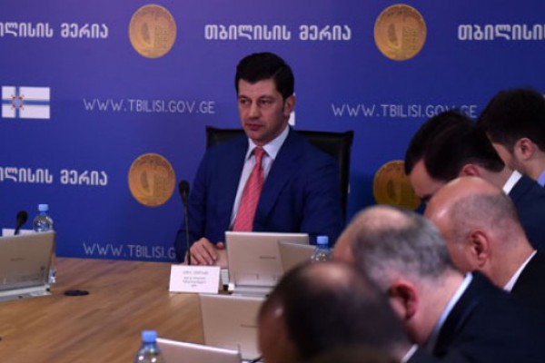 დედაქალაქის მერის თხოვნით მოსახლეობამ ახალ აღმაშენებელზე ისტორიული შენობების ფასადებიდან თვითნებურად დამონტაჟებული საყოფაცხოვრებო ინფრასტრუქტურა მოხსნა