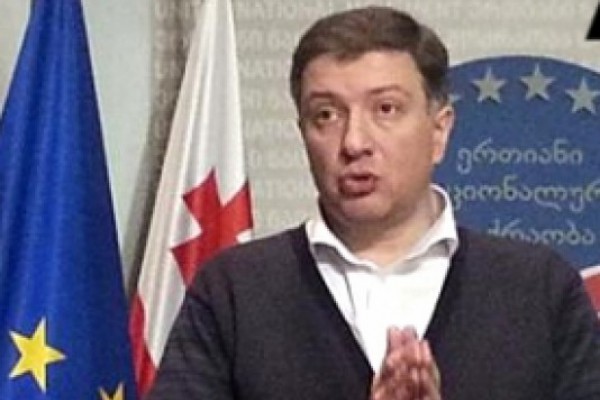 ჩვენ გვჭირდება პრეზიდენტი, რომელიც ვიზიტებში ლამაზად შეფუთული თაიგულივით კი არ ივლის, არამედ, მისი ვიზიტები დაკავშირებული იქნება ახალ ინვესტიციებთან