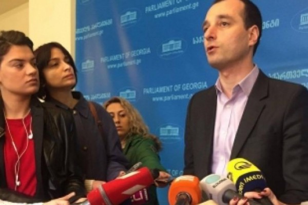 კვირიკაშვილსა და ქუმსიშვილზე მძიმე პრობლემების გადაბრალების მცდელობა იყო, რაც ივანიშვილს არ გამოუვა