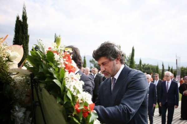 კახა კალაძემ აგვისტოს ომში დაღუპულ გმირთა მემორიალი გვირგვინით შეამკო