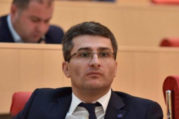 „პრეზიდენტი რაც უფრო ბოლოსკენ მიდის მით უფრო არაადეკვატური ხდება“