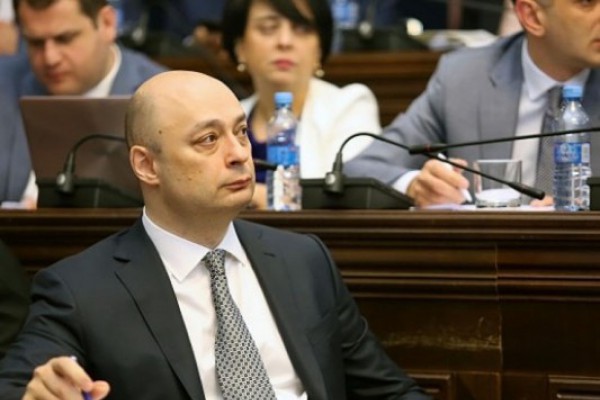 რაც დავდექი მინისტრად, ნახევარი მომიწია შვებულება - ეკონომიკის მინისტრის პირველი კომენტარი მორიგი გაუჩინარების შემდეგ