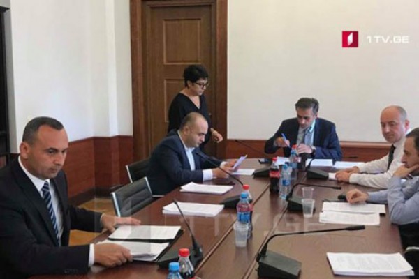 პრეზიდენტსა და პრემიერს უფლებამოსილების გასვლის შემდეგ სახელმწიფო დაცვა მხოლოდ ერთი წლით შეუნარჩუნდებათ, ეს გავრცელდება ყოფილ პრეზიდენტებსა და პრემიერებზეც