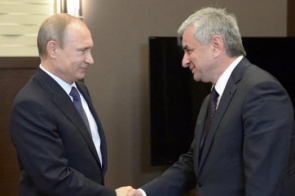 „გულითადად გილოცავთ აფხაზეთის რესპუბლიკის ეროვნულ დღესასწაულს - გამარჯვებისა და დამოუკიდებლობის დღეს“