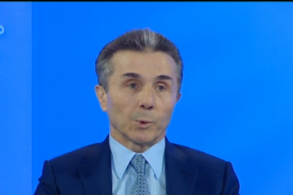 ბიძინა ივანიშვილმა ჟურნალისტებთან შეხვედრა სამძიმრით დაიწყო