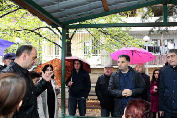 ილია ელოშვილი ცინცაძის ქუჩის N85-ში მცხოვრებ მოსახლეობას შეხვდა