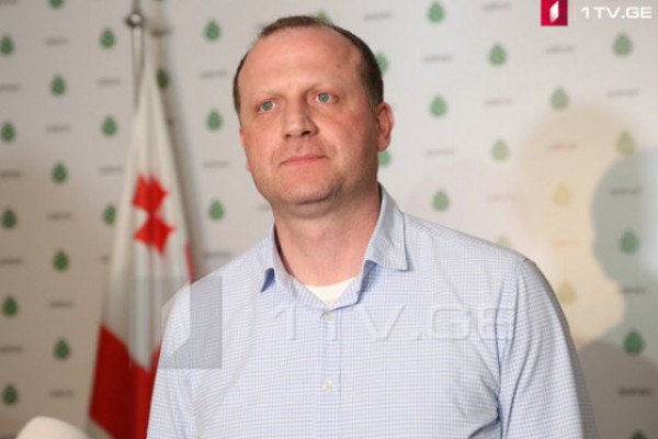 მეორე ტურში ხმას მივცემ ადამიანს, რომელიც, რომ არა სააკაშვილი, იქნებოდა საბჭოთა კავშირის საგარეო საქმეთა სამინისტროს საშუალო დონის ჩინოვნიკი, შეგიძლიათ, მოხვიდეთ და ნახოთ, როგორ ერევა გული ად