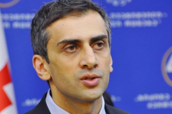 გიორგი კახიანი  გრიგოლ ვაშაძისა და ირაკლი ოქრუაშვილის შეხვედრას „პოლიტიკური ლუსტრაციის პროცესის დაწყებად“ აფასებს