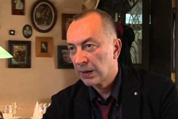 “ამ სცენაზე იდგა კაცი, საბჭოთა გადმონაშთი, ბრეჟნევის თანაშემწე და ხალხს ეუბნებოდა, რომ ეიფელის კოშკი რუსეთია და კრემლი საფრანგეთი”