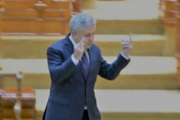 რუმინეთის პარლამენტის ვიცე-სპიკერმა ევროპარლამენტსა და ევროკომისიას შუა თითი უჩვენა