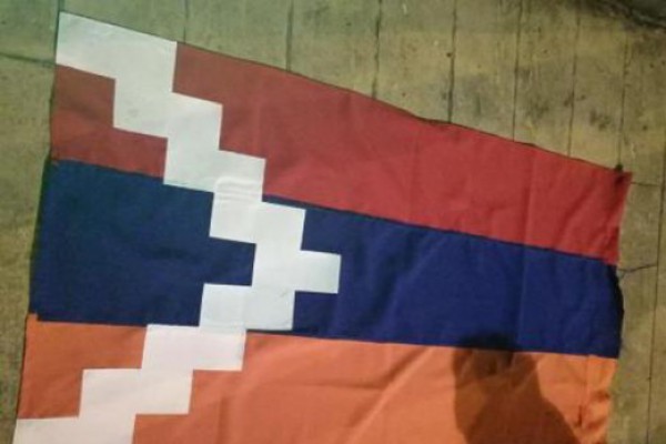 ბათუმის რესტორნის სომეხმა მფლობელმა რუსეთისა და მთიანი ყარაბაღის დროშების გამოკიდა