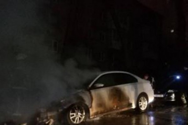 კიევში რუსული დიპლომატიური მისიის ავტომობილი დაწვს