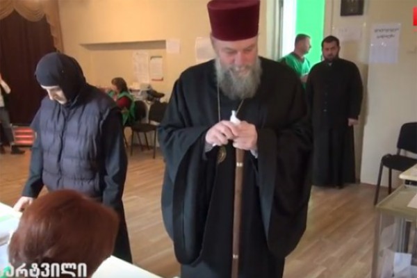 მეუფე პეტრე მარტვილის საარჩევნო უბანზე, ხმის მისაცემად, “რუსთავი 2”-თან ერთად მივიდა (ვიდეო)