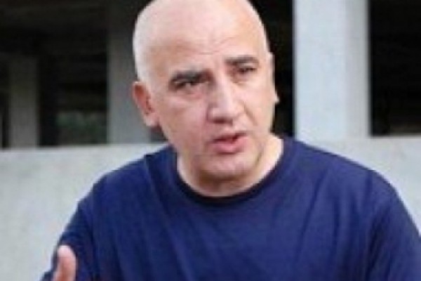 “ჯონი, თაკო, ირმა, ყველაფერი რიგზე იქნება, მათ არ იციან რამხელა დანაშაული ჩაიდინეს,ასე იქცევიან ხელისუფლებების დაგეშილი მსუბუქი ყოფაქცევის მამრობითი სქესის პატარა კაცუნები !”