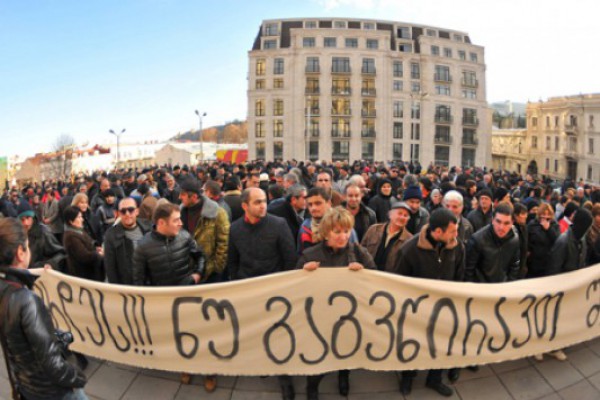 კაზრეთელები, საწარმოს შეუფერხებლად მუშაობის მოთხოვნით, ხელმოწერებს აგროვებენ