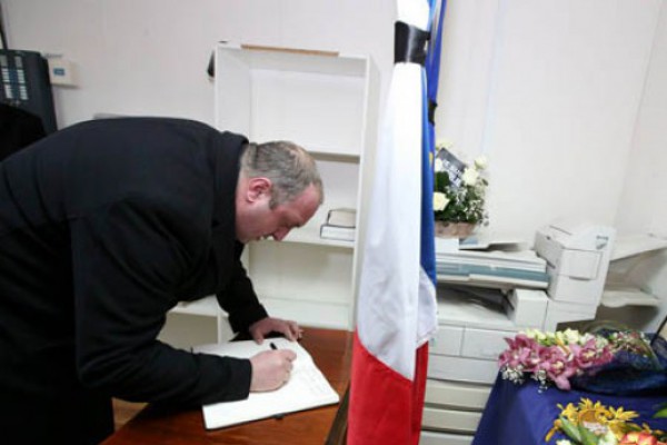 პრეზიდენტმა საფრანგეთის საელჩოში სამძიმრის წიგნში ჩანაწერი დატოვა