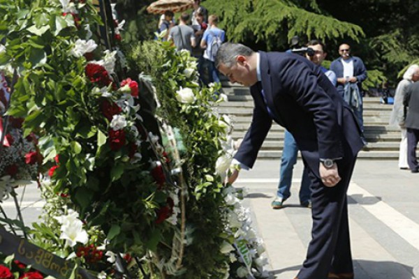 ოთარ დანელიამ ვაკის პარკში უცნობი ჯარისკაცის საფლავი გვირგვინით შეამკო