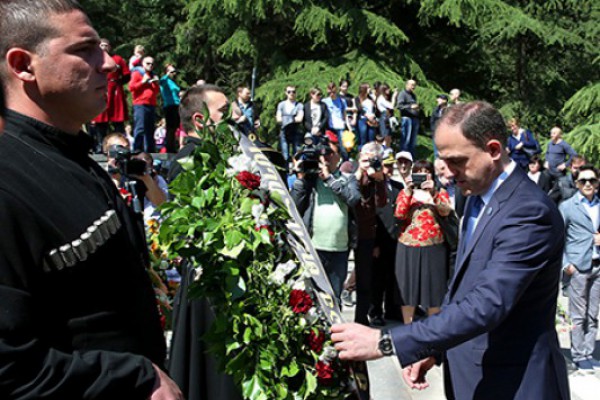 დავით ნარმანიამ  ფაშიზმზე გამარჯვების 71-ე წლისთავთან დაკავშირებით, უცნობი ჯარისკაცის საფლავი გვირგვინით შეამკო