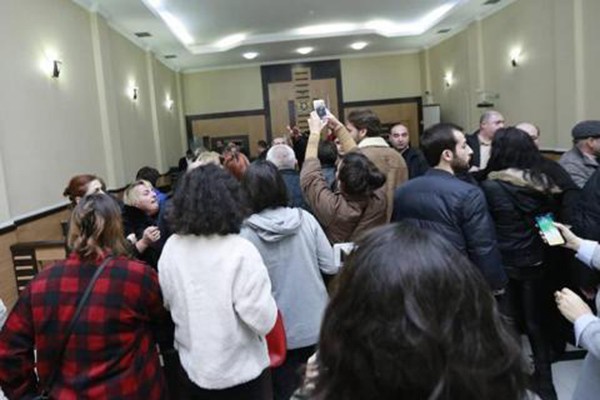მოქალაქე, რომელმაც პროკურორს სანთებელა ესროლა დააკავეს