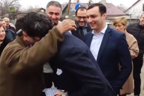 ”გაფიცებ ყველაფერს, ეს შოკოლადი ბავშვებს მიუტანე” – კახა კალაძეს მოხუცმა შვილებისთვის ტკბილეული გაატანა