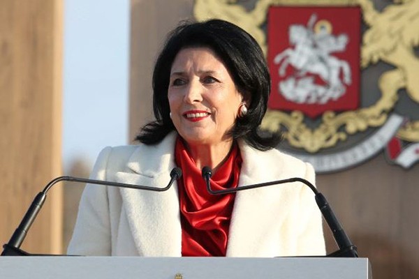 სალომე ზურაბიშვილი სომეხთა სამოციქულო ეკლესიის მრევლს მაცხოვრის შობისა და ნათლისღების დღესასწაულებს ულოცავს