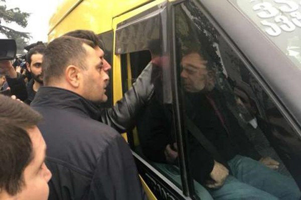 რუსთავის მერმა მიკროავტობუსში მგზავრობის ტარიფის, 1.50 ლარის აღმნიშვნელი აბრა თავად გააკრა