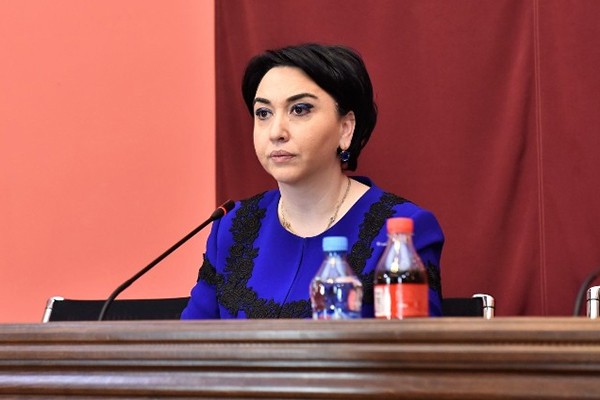 “ასეთ სისულელეზე სალაპარაკოდ მდარაჯობთ სახლთან? მე დამსდევთ ასე? უხერხულია”