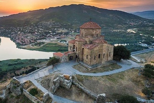 მცხეთის ჯვრის მონასტრის წინამძღვრის სურვილია, რომ აქ არავინ ივაჭროს