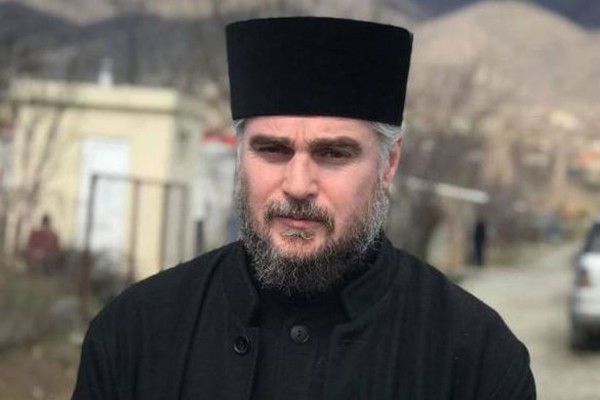დეკანოზი შალვა კეკელია ეკლესიიდან მიტროპოლიტ პეტრეს განკვეთის მოთხოვნით ხელმოწერებს აგროვებს