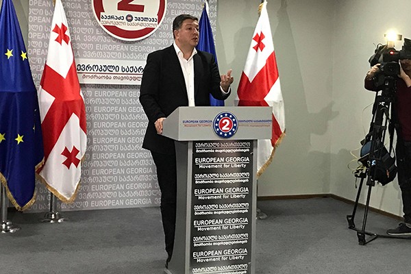 საქართველოს 100-ზე მეტი სკოლის ათასობით მოსწავლე სატრანსპორტო მომსახურების გარეშე დარჩა და სკოლამდე კილომეტრების გავლა ფეხით უწევს